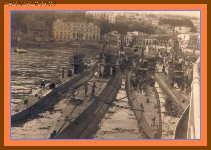 Submarinos en el muelle