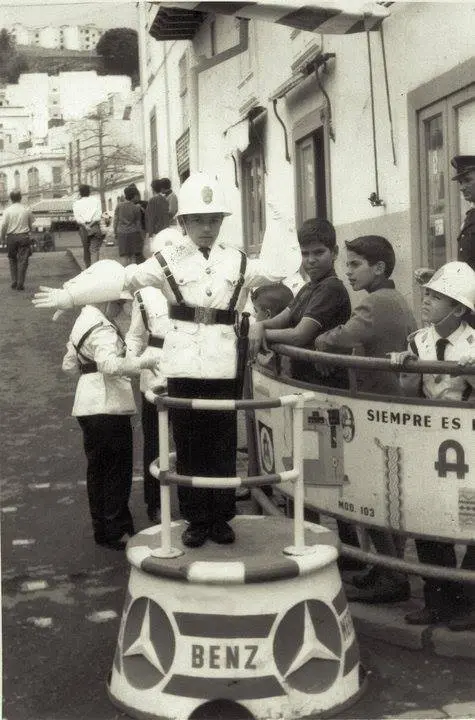 Niños policía - Bajada de La Virgen.