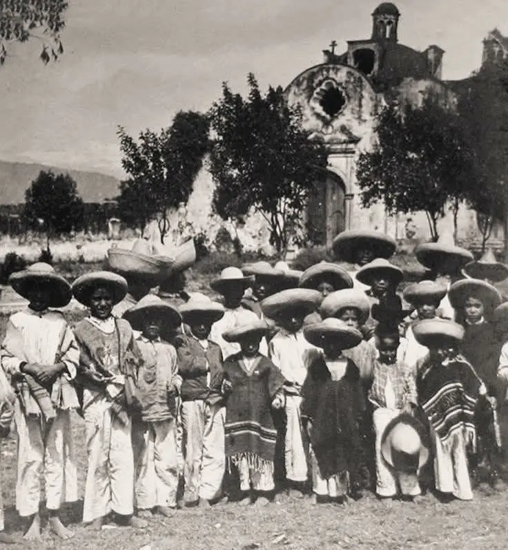 Niños fuera de Templo 