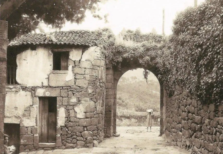 Porta da vila. 