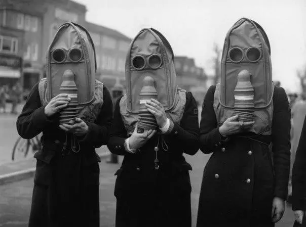 Demonstration of a new type of gas mask for the elderly
