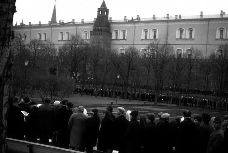 Queue to the Mausoleum