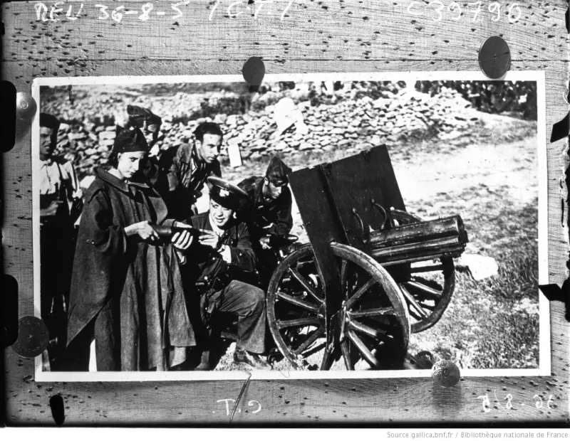 BATERÍA DE ARTILLERÍA ATENDIDA POR UNA MILICIANA.