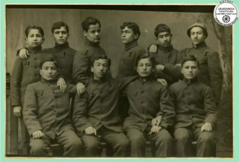 Students of the Sahak-Mesropyan Armenian School