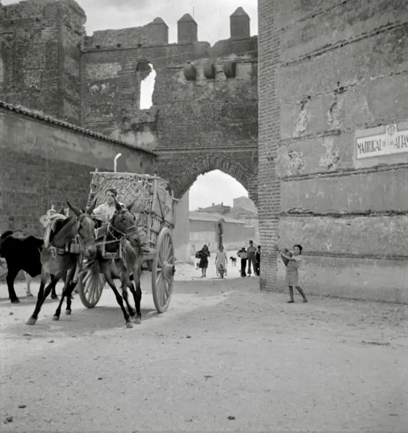 Hombre conduciendo un carro