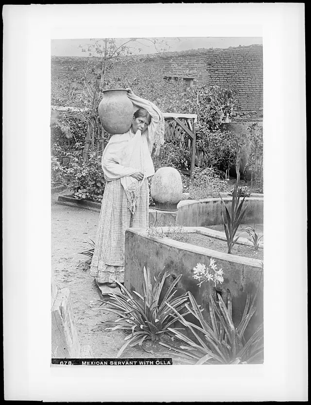 Mujer con olla de agua