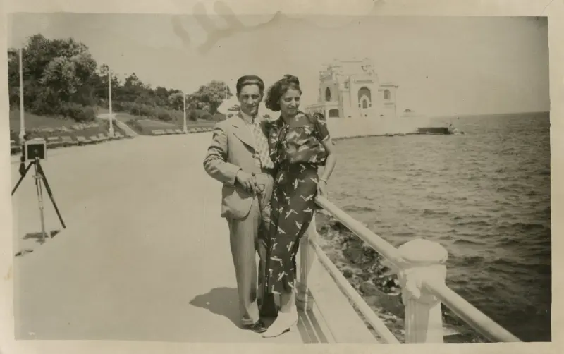 Portret de cuplu pe faleza Cazinoului 