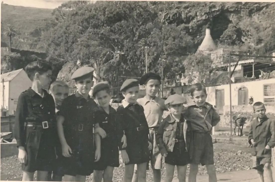 Niños con uniformes en la plaza de La Yecla