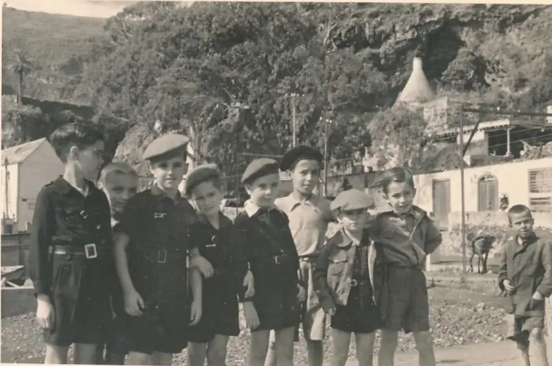 Niños con uniformes en la plaza de La Yecla