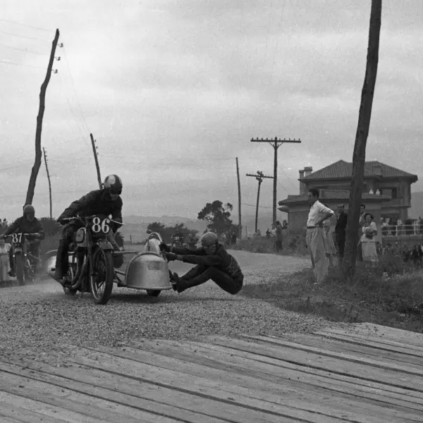 Carrera de motos con Sidecar.