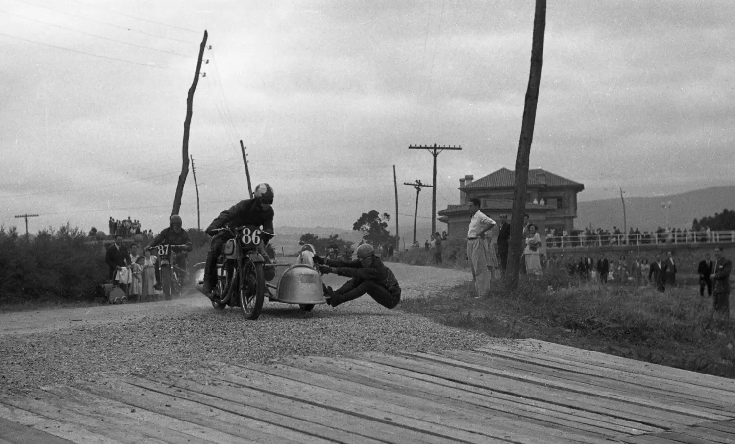 Carrera de motos con Sidecar. Carrera de motos con Sidecar.