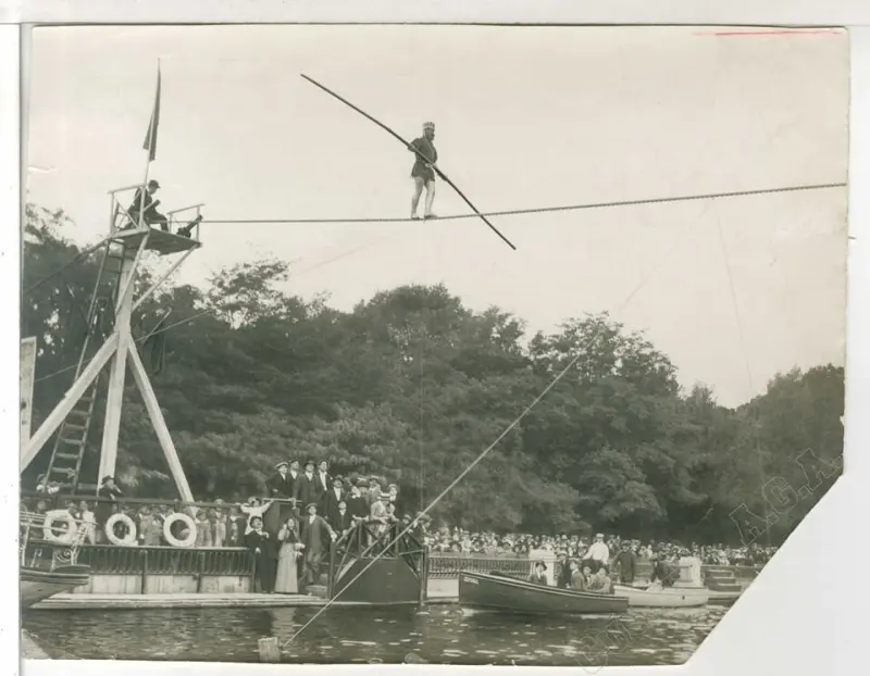 FUNAMBULISTA EN EL PARQUE DEL RETIRO
