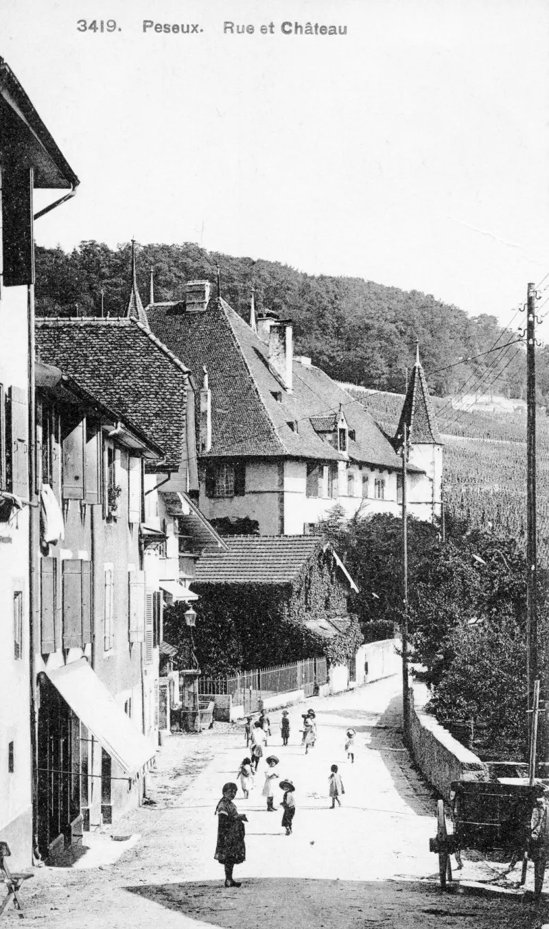 enfants courent à la rue du Château