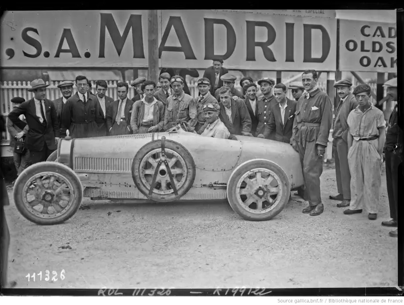 BARTOLOMEO CONSTANTINI MONTADO EN SU BUGATTI 