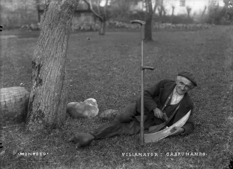 Cabruñando una guadaña en Villamayor