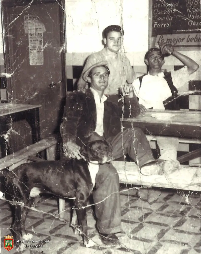 Clientes en el bar "La Gloria"