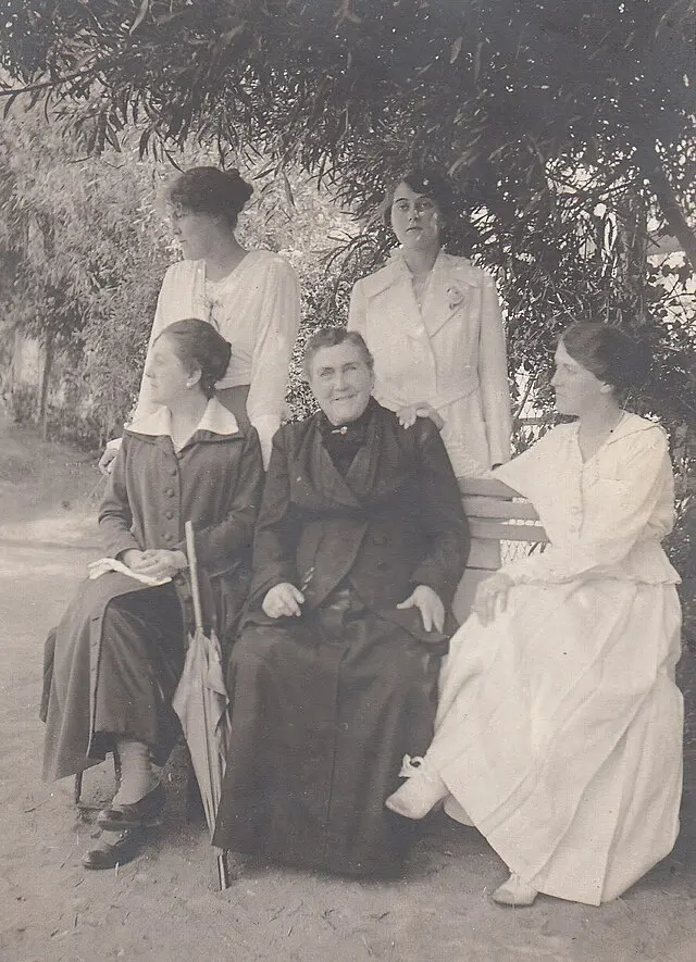 Elena Mackenna Serrano y su familia en Santiago