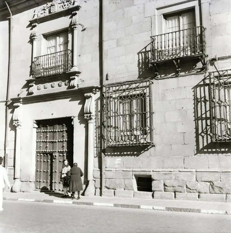 Dos mujeres conversando