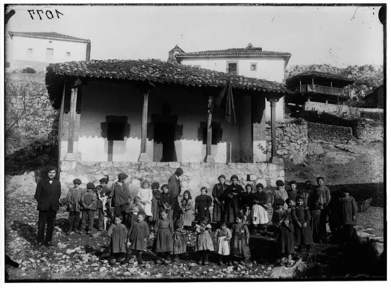 Maestro y escolares delante de la escuela de Puertas de Cabrales