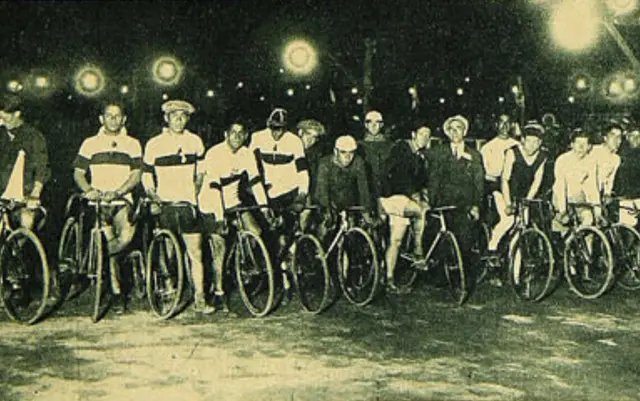 Competencia nocturna en el Velódromo de los Campos de Sports de Ñuñoa 