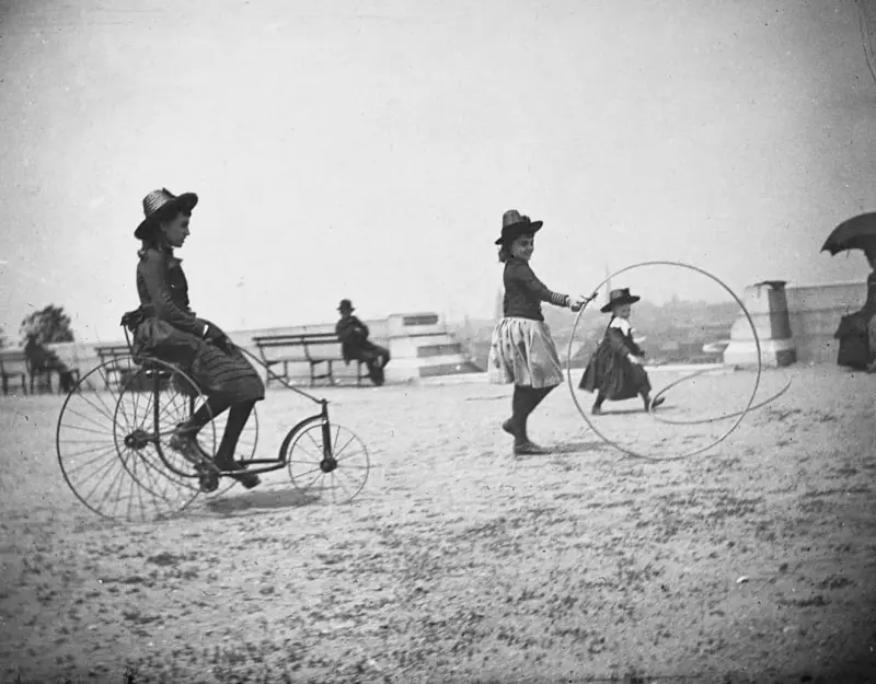 Jovenes en bicicleta.