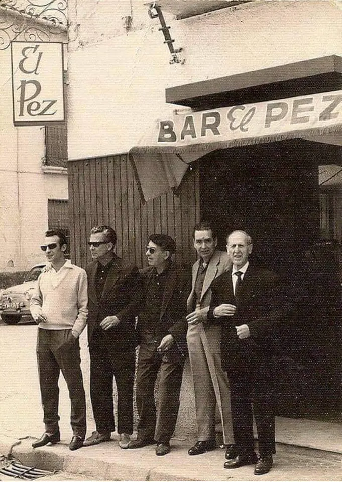 Bar el Pez en la esquina de la calle Tetuan y calle La Tortilla .