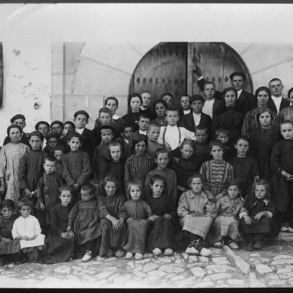 Retrato de niños junto a la Casa Elizalde