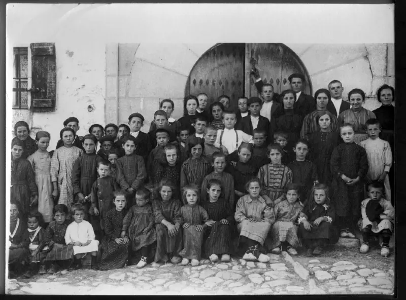 Retrato de niños junto a la Casa Elizalde