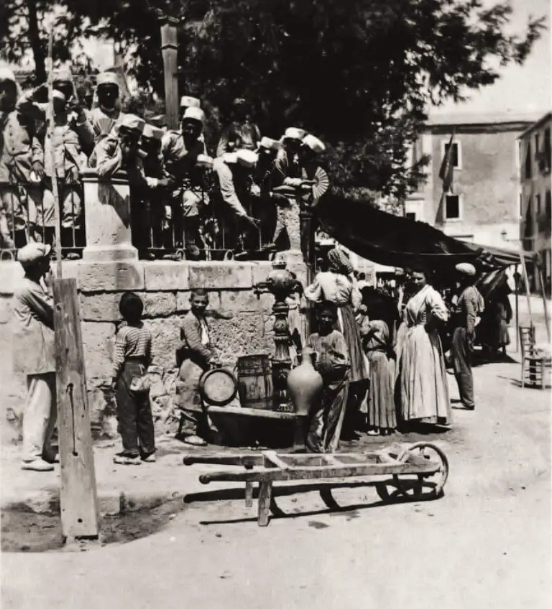 Fuente en la Plaza del pueblo.