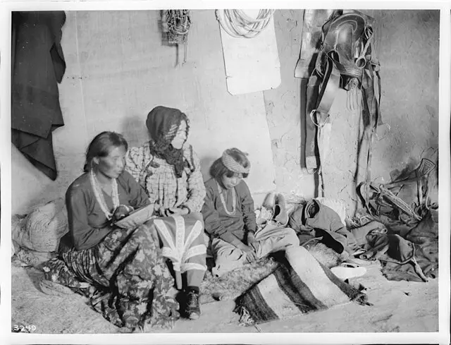 Una escena íntima en un hogar navajo