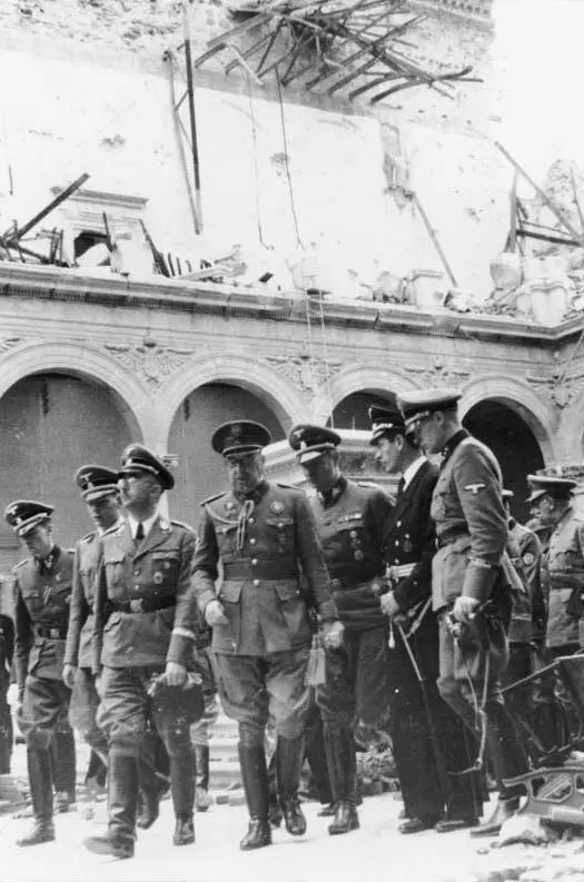 Liberación del Alcázar de Toledo: Heinrich Himmler visitando el Alcázar junto a José Moscardó