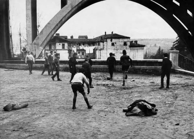 Futbol bajo el Viaducto de Segovia