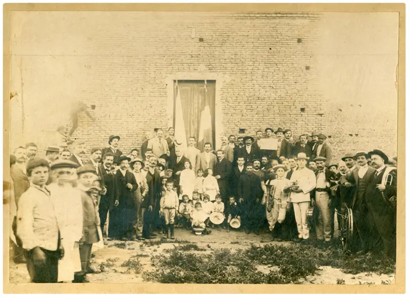 grupo frente a la sede de la Sociedad Italiana “Patria e Lavoro"