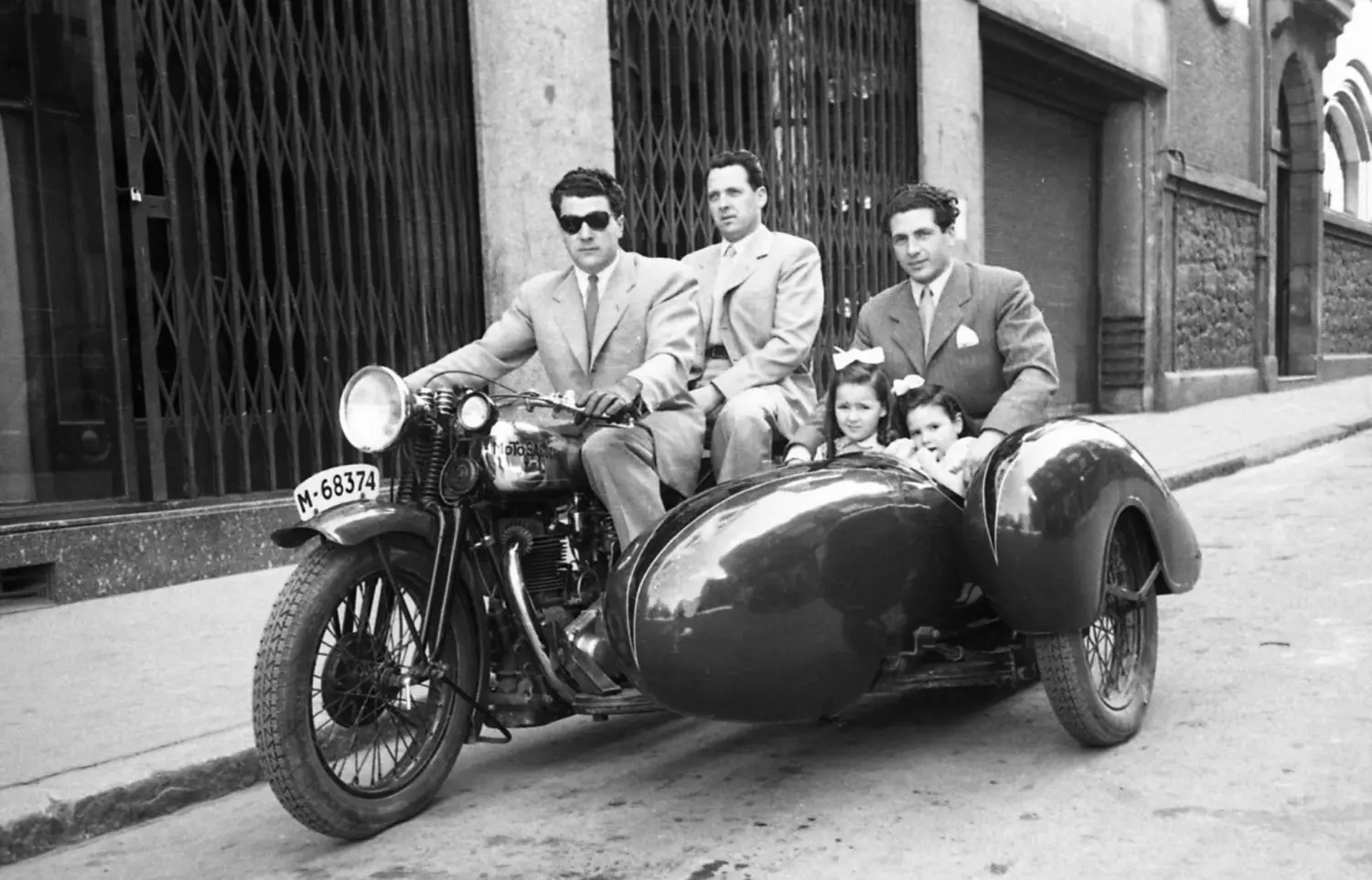 Retrato con sidecar en la calle Padre Lujendio