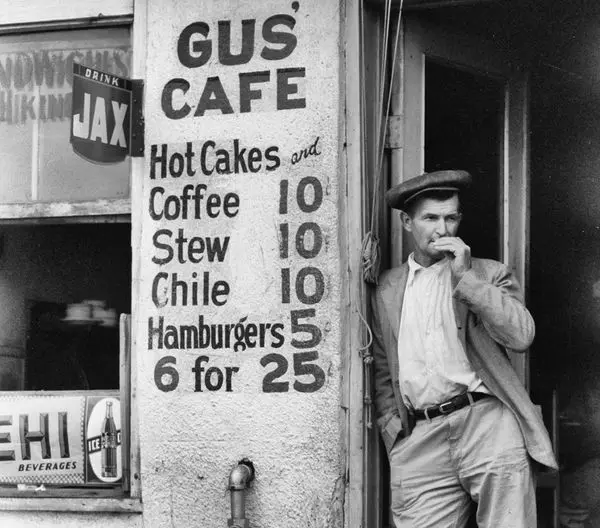 Gus' Cafe in Waco, Texas, 1939.