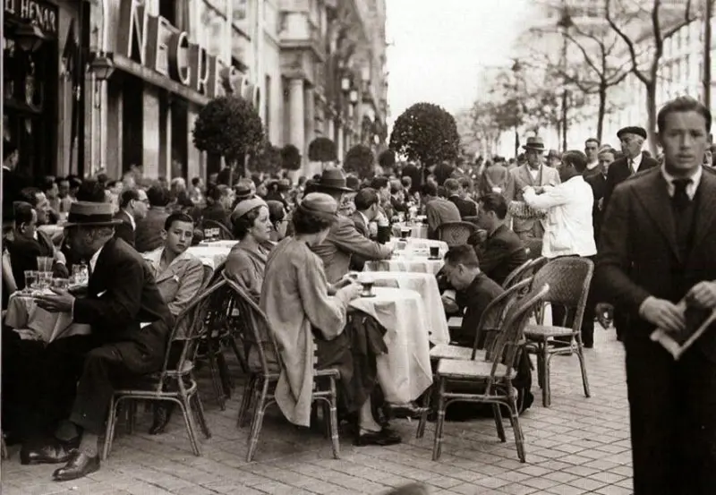Terrazas de los cafés Granja El Henar y Negresco