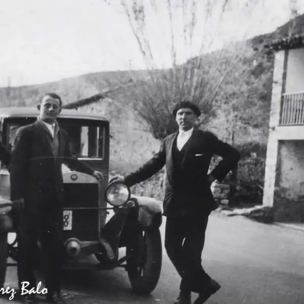 JUNTO AL COCHE