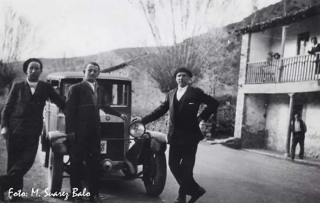 JUNTO AL COCHE