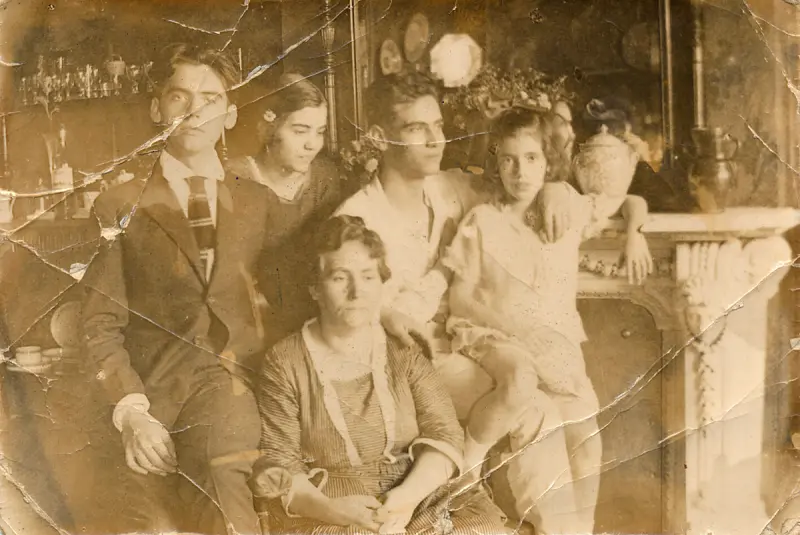 Vicenta Lorca y todos sus hijos (de izquierda a derecha, Federico, Concha, Francisco e Isabel)