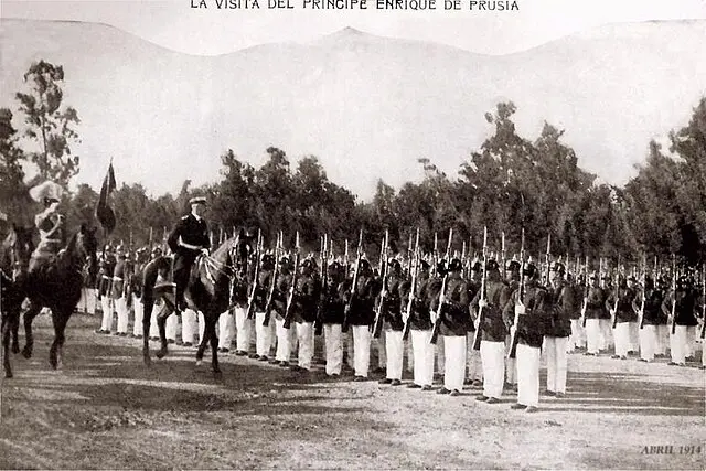 El príncipe Enrique de Prusia pasa revista al Regimiento “Pudeto” 