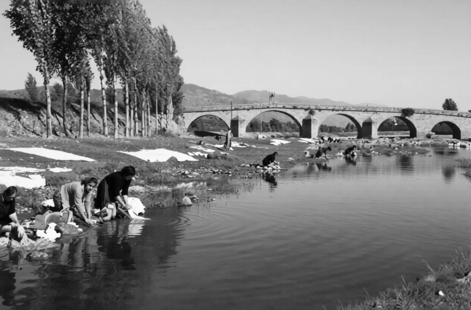 Mujeres lavando la ropa 