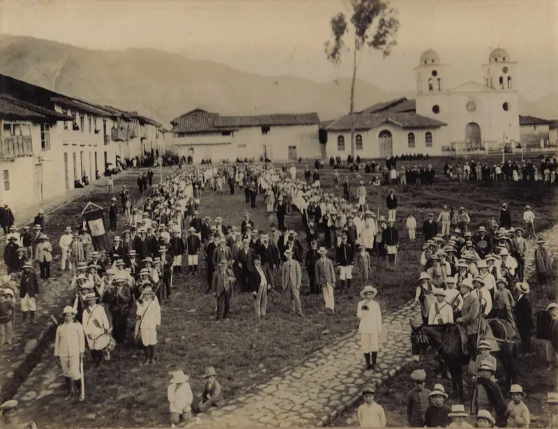 ACTUACIÓN CÍVICA PATRIÓTICA EN LA PLAZA MAYOR 