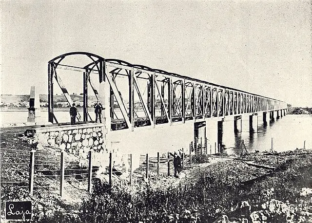 Puente ferroviario sobre el río Laja