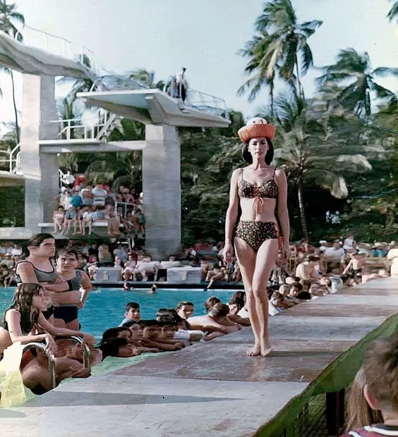 Pasarela en el club Puerto Azul, Litoral Central