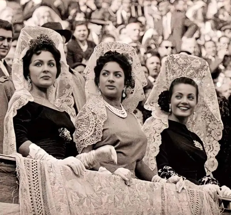 Paquita Rico, Lola Flores y Carmen Sevilla en la Maestranza