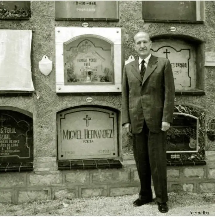 Vicente Aleixandre ante la tumba de Miguel Hernandez.