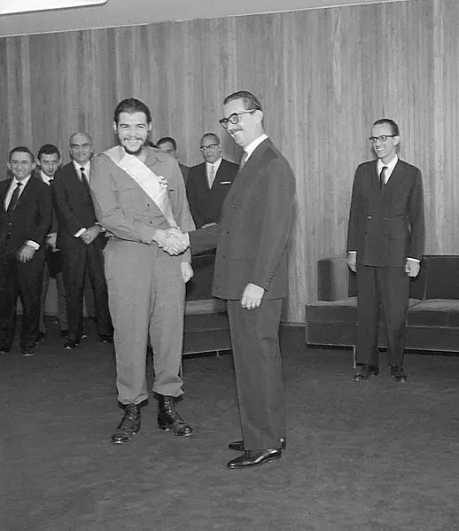  Jânio Quadros condecora Che Guevara