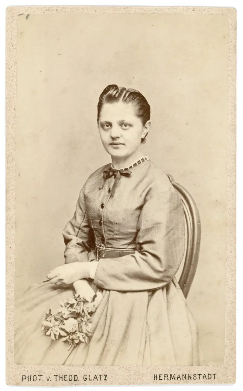 Portret de tânără cu buchet de flori