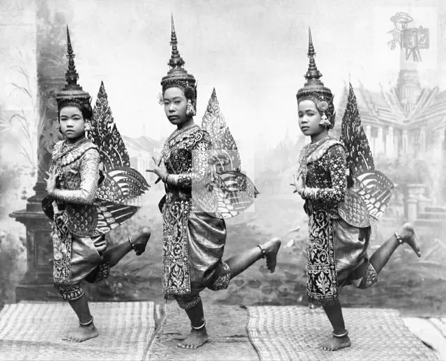 Thai Girls Dancing