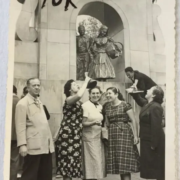 Mujeres bebiendo en porrón